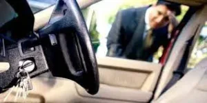 Homem nervoso ao esquecer a chave dentro do carro